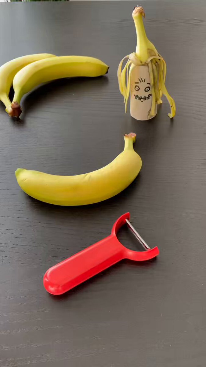 you've been peeling it wrong all this time 🍌🤦‍♂️