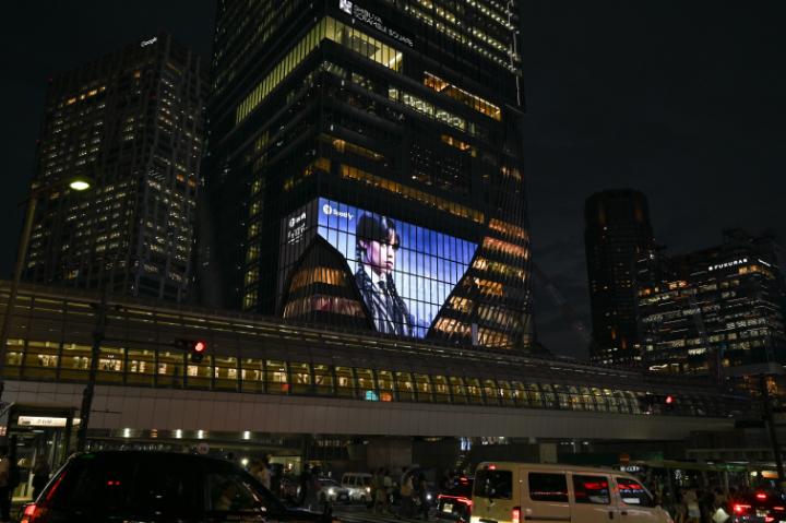 渋谷が『ウェンズデー』ムードに🖤🕸️ 8月24日まで渋谷スクランブルスクエアにて Netflixシリーズ『ウェンズデー』 公式プレイリストの広告放映中！ 🔽プレイリストはこちらからチェック🎧 #Spotify Spotify Japan #ウェンズデー #ネトフリウェンズデー