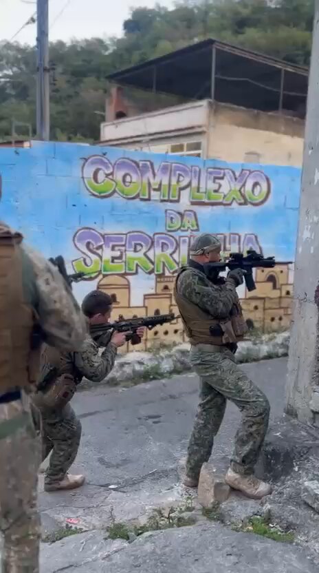 Policiais do COE, em apoio ao 9BPM, realizam na manhã desta terça-feira (19/08), uma operação na comunidade do Morro da Serrinha, localizada no bairro de Madureira, na Zona Norte do Rio de Janeiro.