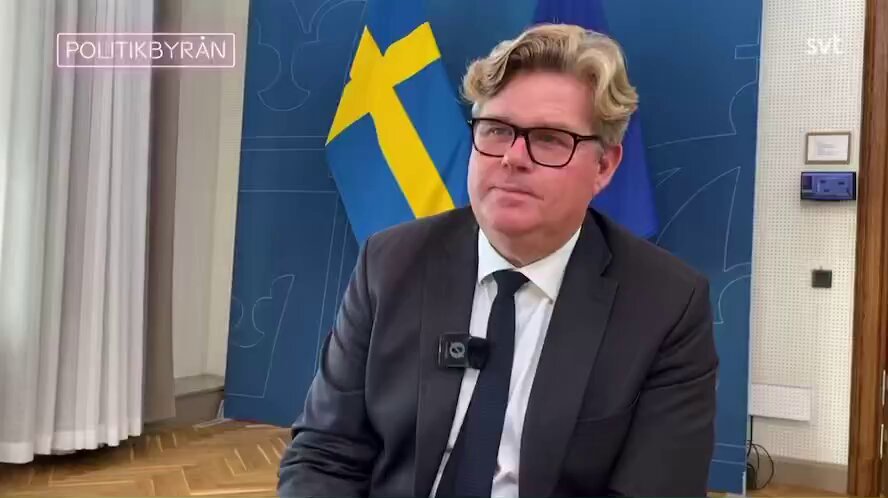 Det är tydligen skillnad på folk och folk. Chat Control innebär övervakning i realtid av hela befolkningen men Strömer vill inte visa sina SMS…………..av ”privata skäl”