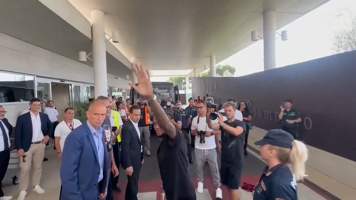 Leon Bailey has arrived in Rome this afternoon ahead of signing on a season-long loan from Aston Villa with an option to buy for £19m 🚨