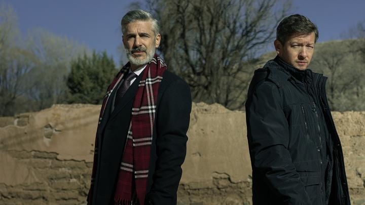 ¿Hasta dónde puede influir el poder en los vínculos familiares? La miniserie Las maldiciones, un thriller inspirado en la novela homónima de Claudia Piñeiro y protagonizado por Leonardo Sbaraglia, Gustavo Bassani y Alejandra Flechner, llega a Netflix el 12 de septiembre.
