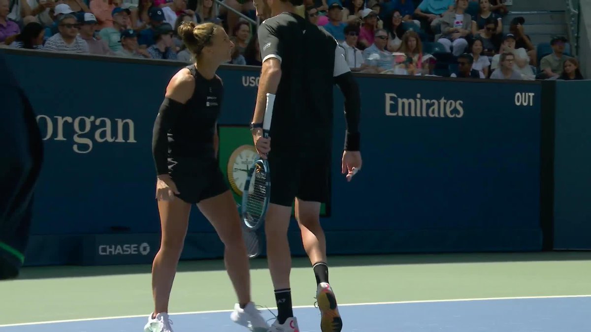 The Sara Errani serve draws an unforced error from Taylor Fritz 👀 It's all happening on Armstrong!