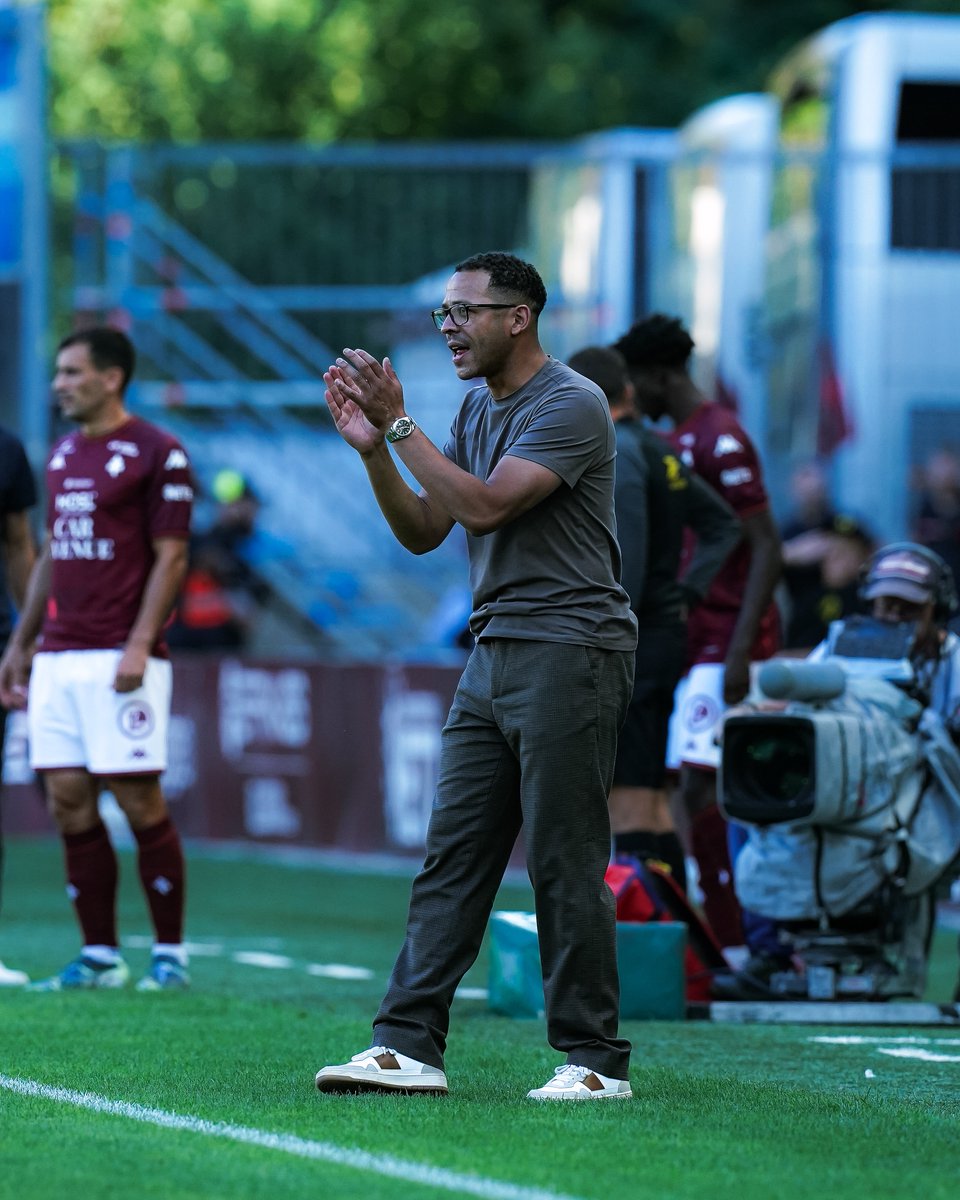 "𝘾'𝙚𝙨𝙩 𝙣𝙤𝙪𝙨. 𝘾𝙚 𝙨𝙤𝙣𝙩 𝙣𝙤𝙨 𝙫𝙖𝙡𝙚𝙪𝙧𝙨." ✊ Dernier coup d'oeil sur Metz-Racing avec le discours du coach dans le vestiaire après la rencontre. ▸ #FCMRCSA
