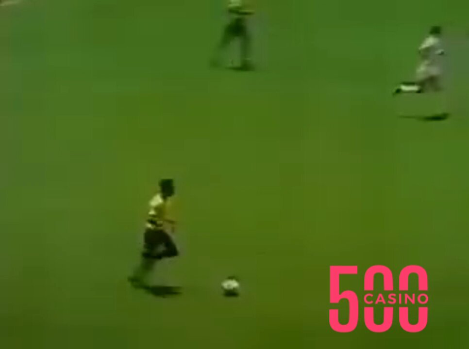 THE 10 BEST GOALKEEPER SAVES OF ALL TIME. A THREAD 🧵 🪡 1. Gordon Banks vs. Pelé (1970 World Cup) Often called the “save of the century,” Banks denied Pelé’s powerful header with a reflexive dive, scooping the ball over the bar when it seemed destined to go in.