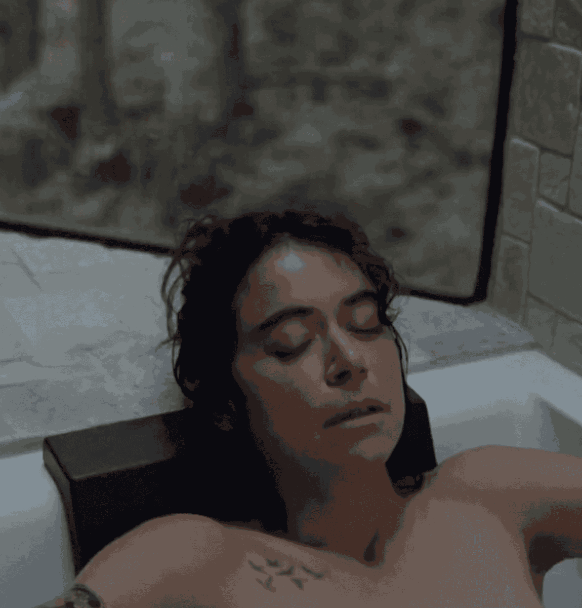 تتحول رحلة للاحتفال بالذكرى السنوية بين زوجين في كوخ منعزل إلى رحلة مرعبة لا تنسى 🥶🥶🥶 من أفلام الرعب اللي متحممممس لها هالسنة 😍