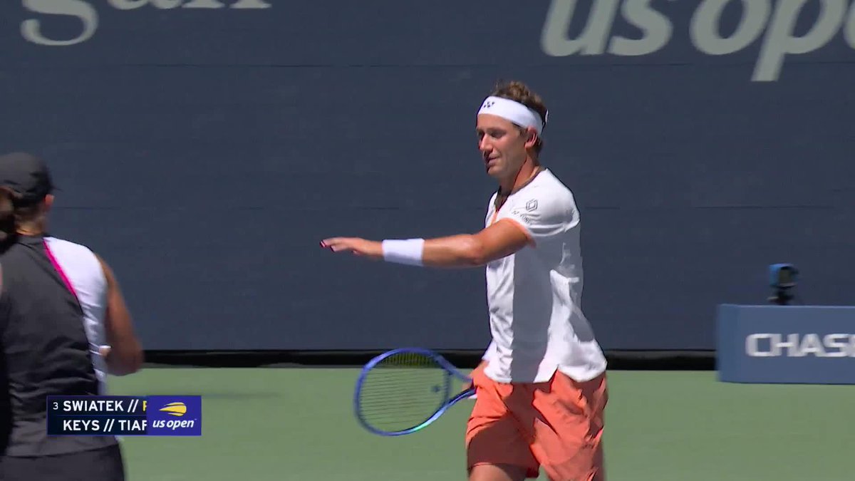 Ruud and Swiatek pick up the first set quickly, finishing it with an ace!
