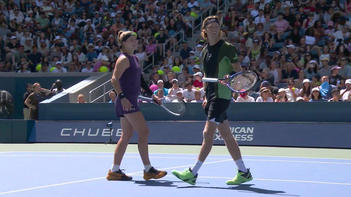 Che combini, Rublev? L'unica cosa normale di questo nuovo Misto è il formato del tiebreak e lui esulta, pensando che la partita sia finita sul 6-4. Ma perché? Grazie di esistere Andrey