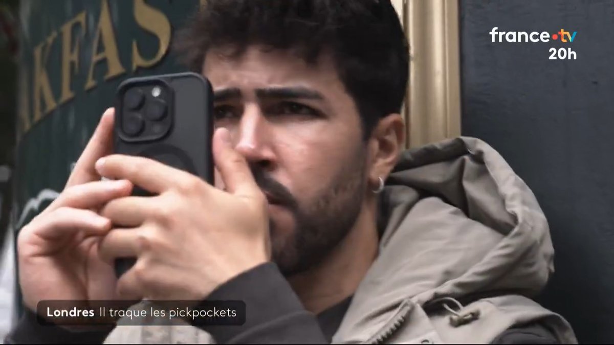 🤳🇬🇧 Royaume-Uni : il se filme en train de pourchasser des pickpockets À Londres, où un téléphone est volé toutes les six minutes, et dans tout le pays, ses vidéos font des millions de vues. #JT20h