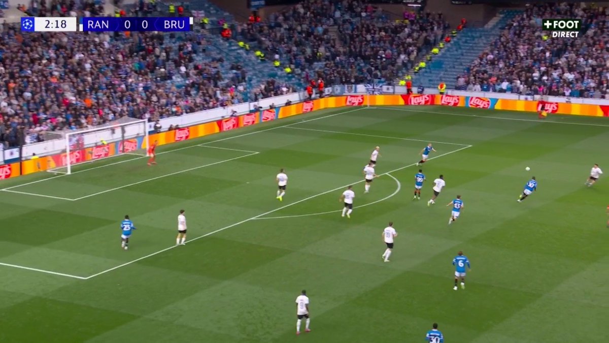 L'énorme erreur d'appréciation de la défense des Rangers et Bruges en profite pour ouvrir le score après seulement 2 minutes de jeu 😳 #RANBRU | #UCL