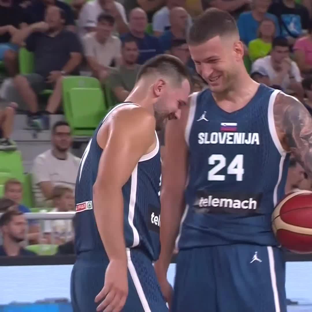 Luka Doncic à la mi-temps, face à la Grande Bretagne… - 21 POINTS - 5 PASSES - 5/10 FG - En 15 MIN ‼️ Oui oui son genou va bien 😅