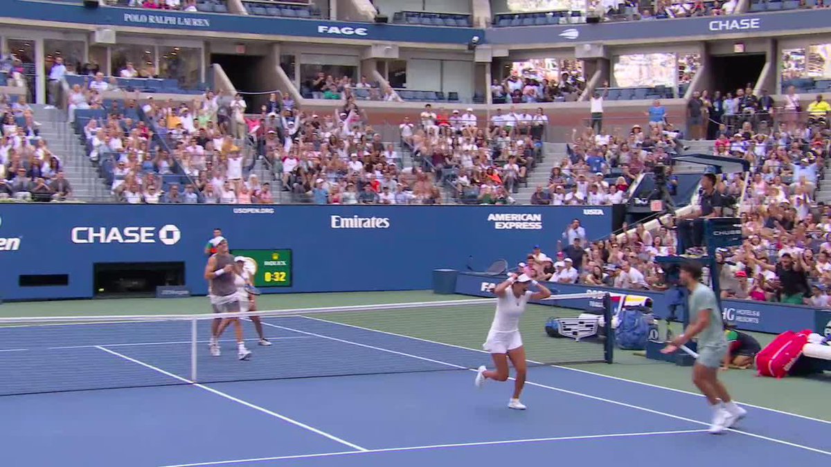 ¡La reacción de 🇬🇧 Raducanu al puntazo de 🇪🇸 Alcaraz es INCREÍBLE! 😂 📺 Mirá nuestros partidos del #USOpen en Disney+ Plan Premium.