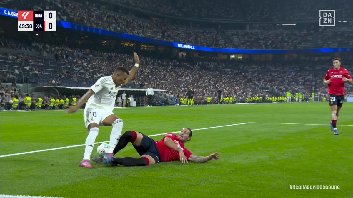 💥 Penalti de Juan Cruz sobre Mbappé 🔎 Es el francés el que pisa al defensor rojillo ❌ No es penalti ⚽️ #RealMadridOsasuna 🎥 DAZN España