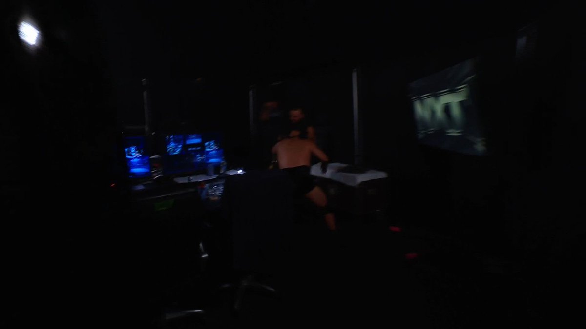 We’re not wasting time! 😤 稲村愛輝 and Josh Briggs are already brawling!! 👊