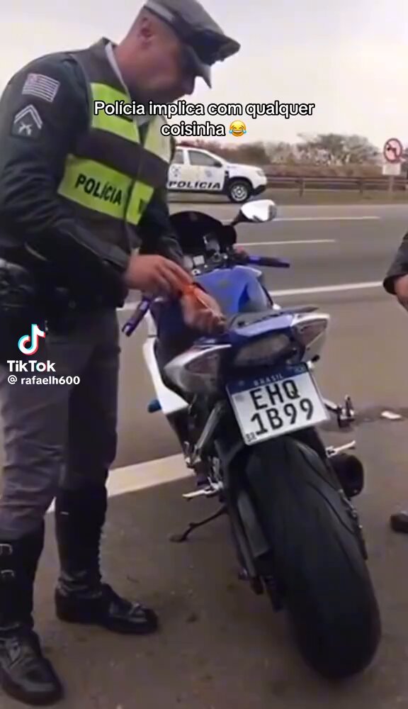 E o pessoal dizendo que é um mecanismo pra levantar a placa para não sujar se a moto passar no barro kkkkkkkkk