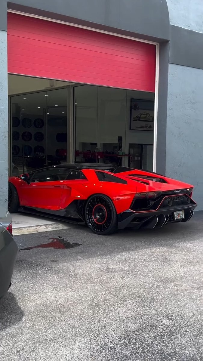 Check out this gorgeous Lamborghini Aventador Ultimae Roadster finished in Lamborghini’s vibrant “Arancio Xanto” This monster is ready to burn up the streets with its ANRKY Wheels AN20 AERO, Novitec springs and a Novitec Exhaust! 🔥