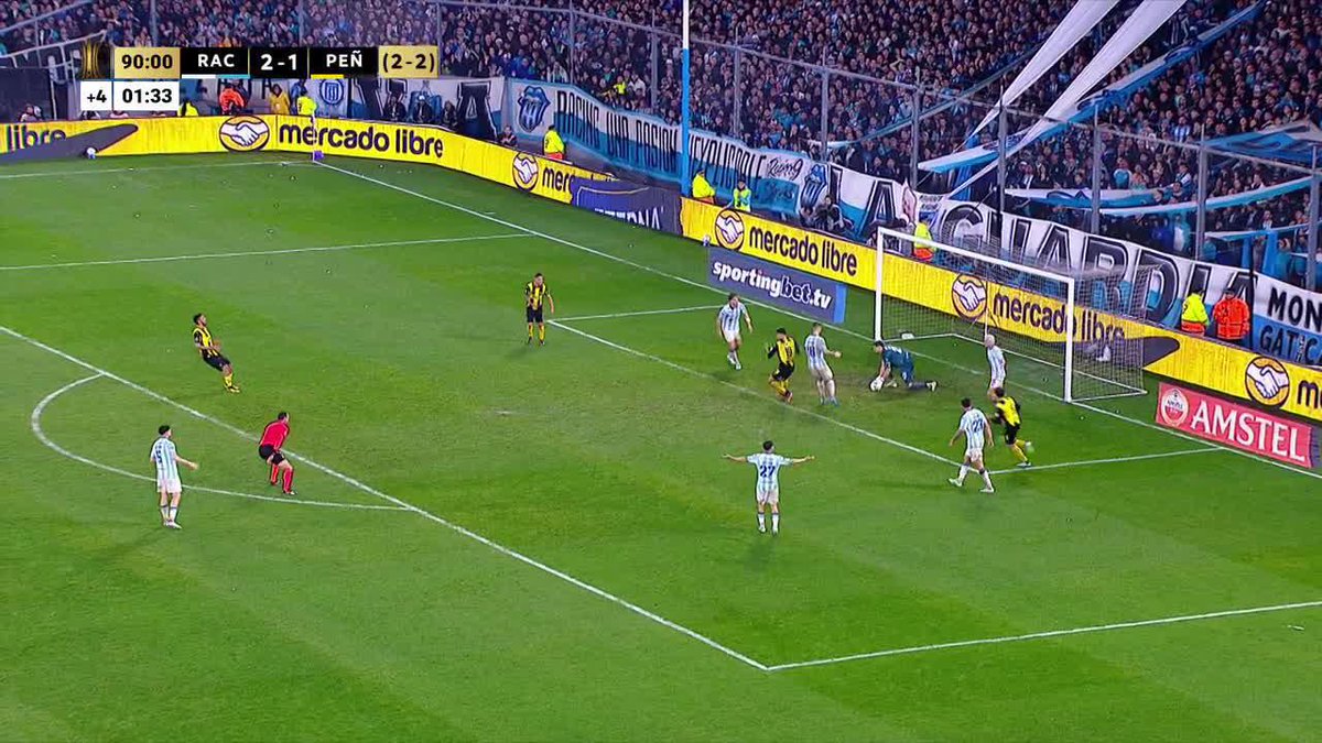 No saldrá a cortar todos los centros pero en toda victoria trascendental de Racing, siempre hay un atajadón de Gabriel Arias.