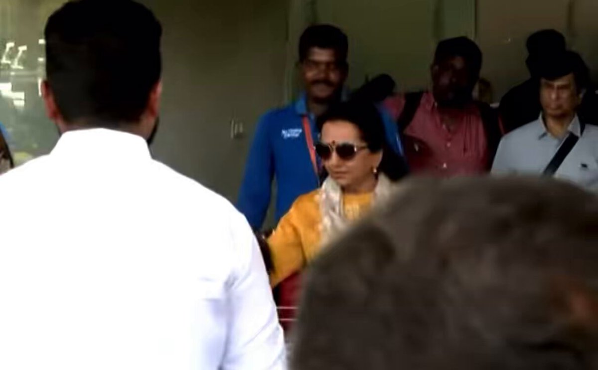JUST IN: தவெக இரண்டாம் மாநில மாநாட்டில் பங்கேற்பதற்காக மதுரை விமான நிலையம் வந்தடைந்த விஜயின் பெற்றோர். #TVKVijay Vijay TVK Vijay