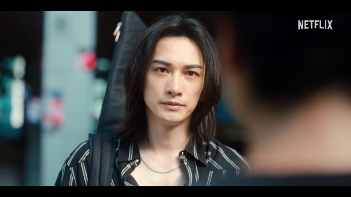 どうしても高岡(町田啓太)をバンドに加入させたいレージ(山田孝之)。 そんな彼が仕込んでいた最終手段「靴下チャレンジ」。 黒 or 赤。高岡の運命は? #グラスハート #GlassHeart