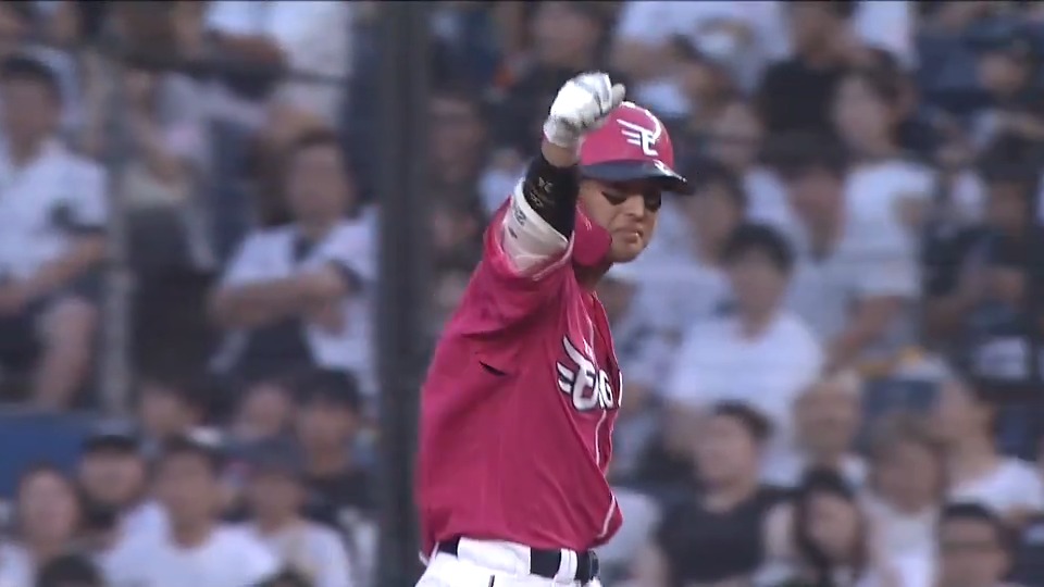 【1回表:M 0-1 E 】 先制! 1死1・2塁から #黒川史陽 選手がセンターへ先制のタイムリーヒットを放つ!! #RakutenEagles #キ!
