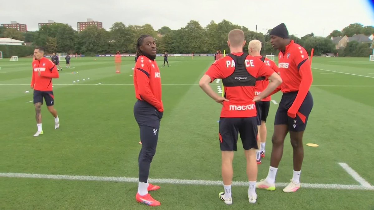 Eberechi Eze was amused by Gary Cotterill's update for Sky Sports News during Crystal Palace's training session 😆