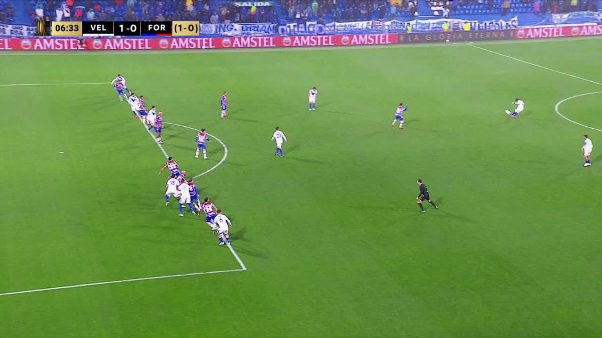 Todos hablando del penal 🆚 Peñarol y nadie hablando del robo que fue el primer gol de Vélez 🆚 Fortaleza, 1 metro en offside.. Así son. Les duele a todos ver a Racing bien. Seguimos en la Libertadores 💪