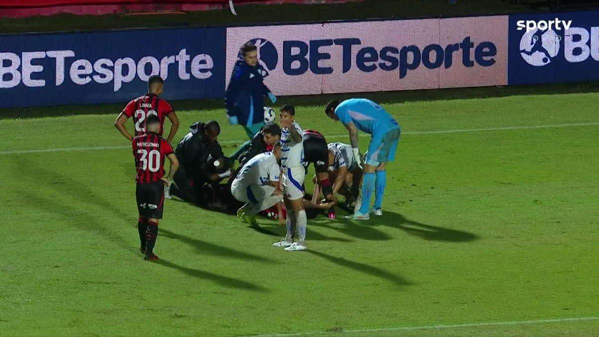 “Vitória - (Eduardo não deveria ter sido expulso)” ai você vai ver o lance que os caras tão reclamando