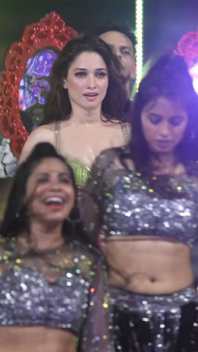 Just that cleavage and navel is enough to make any man cum 🤤🥶🍆💦🔥 Just tammu things..