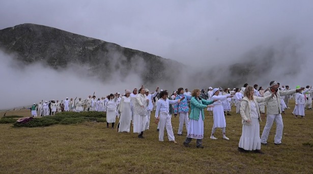VIDEO: 🇧🇬 Pilgrims gather for cosmic-like ritual in Bulgaria's mountains Followers of the Universal White Brotherhood, a society that combines Christianity and Indian mysticism, gathered in the Rila mountains to welcome their "spiritual" new year with a meditative dance