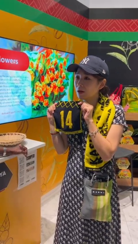 Fan love in Osaka! This visitor couldn’t hide her admiration for Kenya’s own Michael Olunga! MICHAEL OLUNGA . A true showcase of Kenya’s sporting pride on the global stage. #KenyaAtExpo2025 Kenya at Expo 2025 Osaka Expo 2025 Osaka Kansai