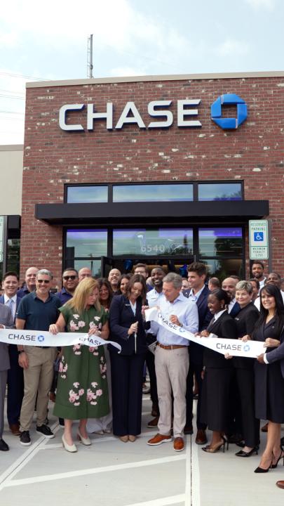 We’re celebrating a major milestone by opening our 1,000th branch built since market expansion began in 2018. With Chase branches in 48 states, this newest addition in North Carolina brings us into a new community which we are ready to serve – and we’re not stopping yet! 🏦