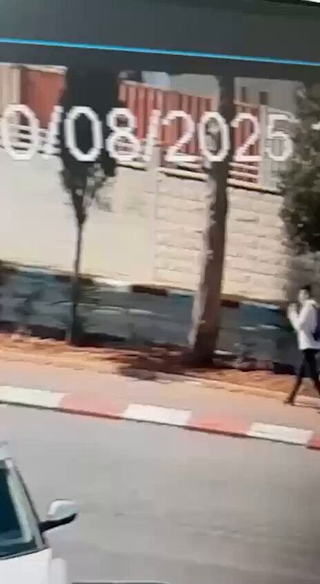 Footage shows Israeli special forces arresting Hamza Abdel Rahman, a man from the Al-Masyoun neighborhood in Ramallah, in the occupied West Bank this afternoon.