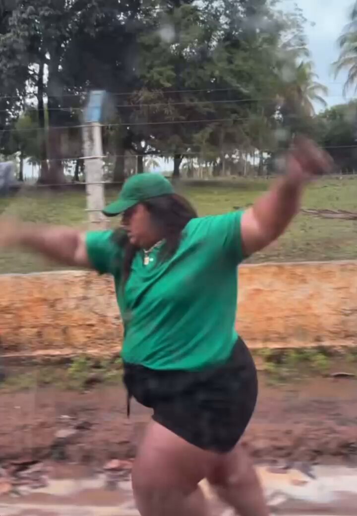 Fã de Carlinhos Maia cai na lama ao correr atrás do carro do influenciador.