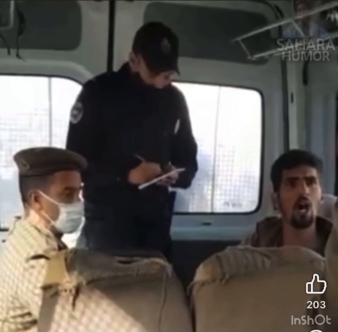 Un joven saharaui detenido por las fuerzas de ocupación marroquíes e interrogado en un coche policial les grita con valentía: “Viva el Frente Polisario, no os temo, solo temo a dios” La determinación de un pueblo digno.