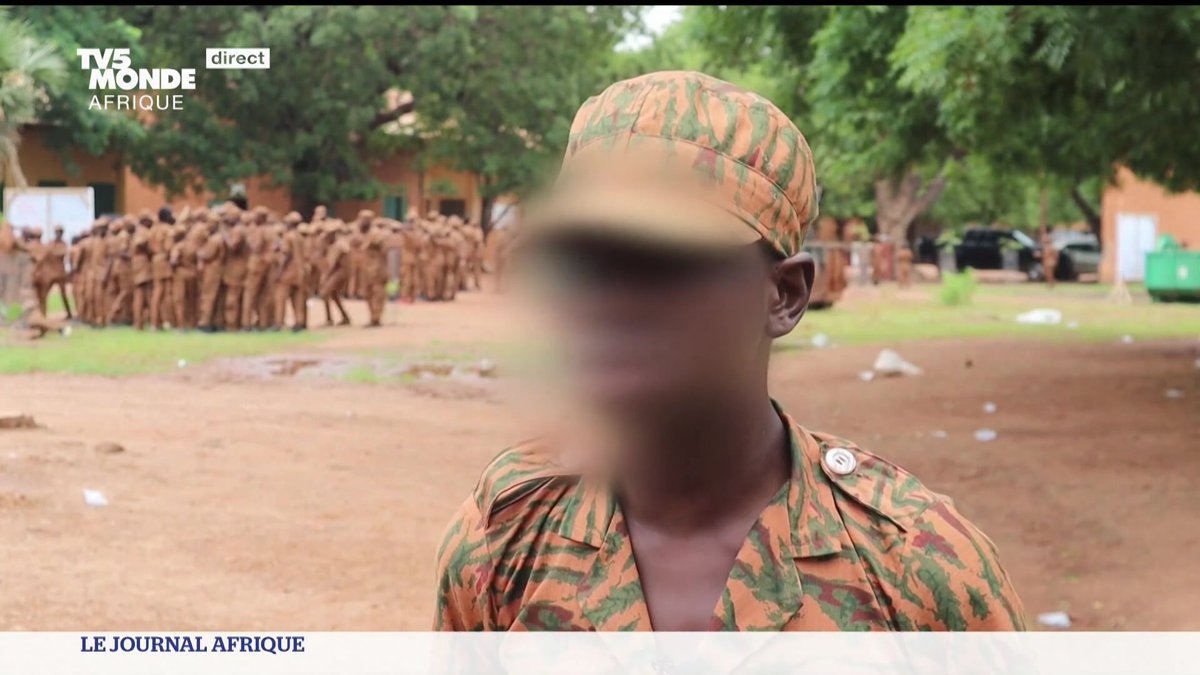 Au Burkina Faso, les autorités de transition ont lancé le Faso Mêbo, un camp de vacances où plus de 400 enfants sont formés aux travaux manuels, au civisme et à la discipline militaire