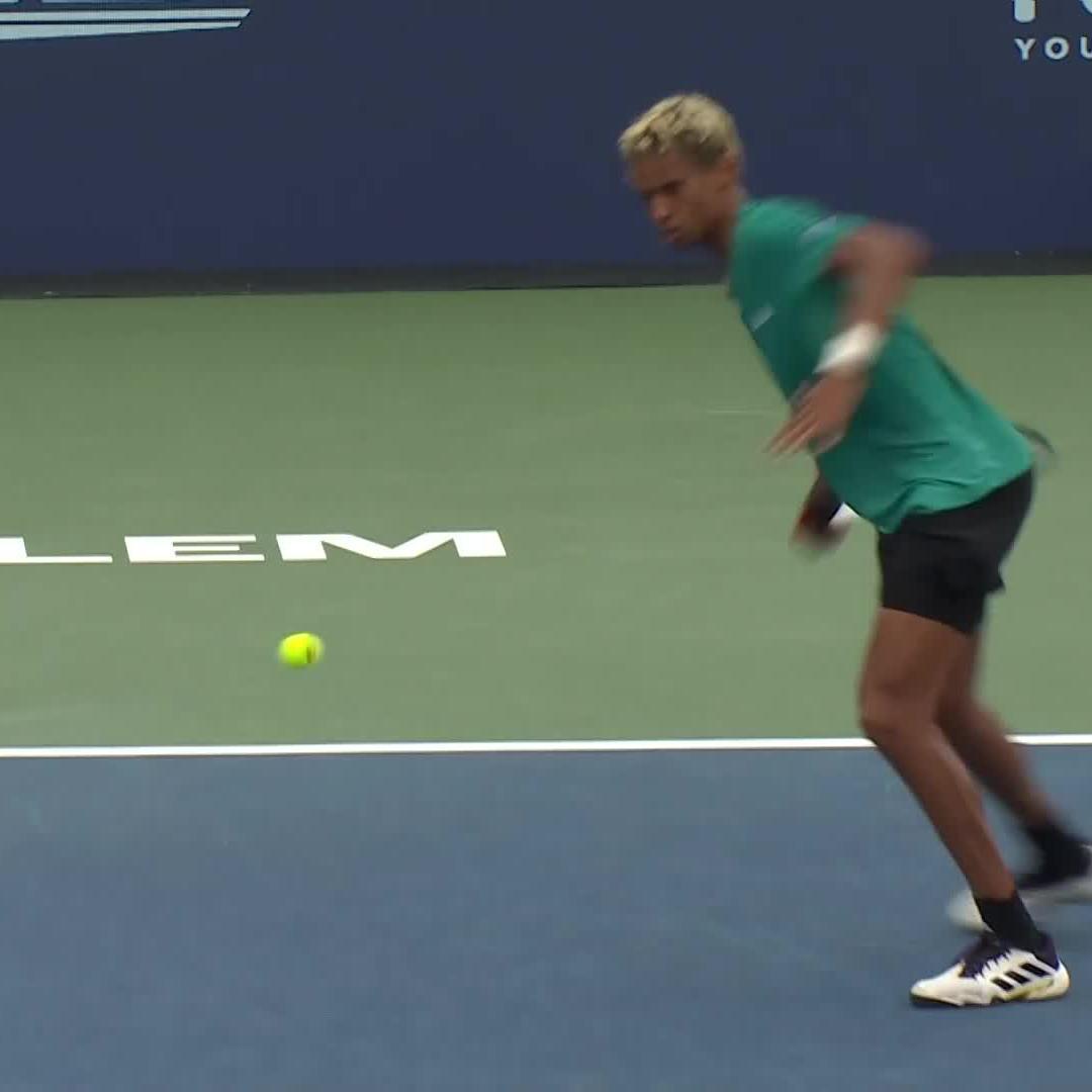 Medjedovic with a fabulous lob 👏 Winston-Salem Open