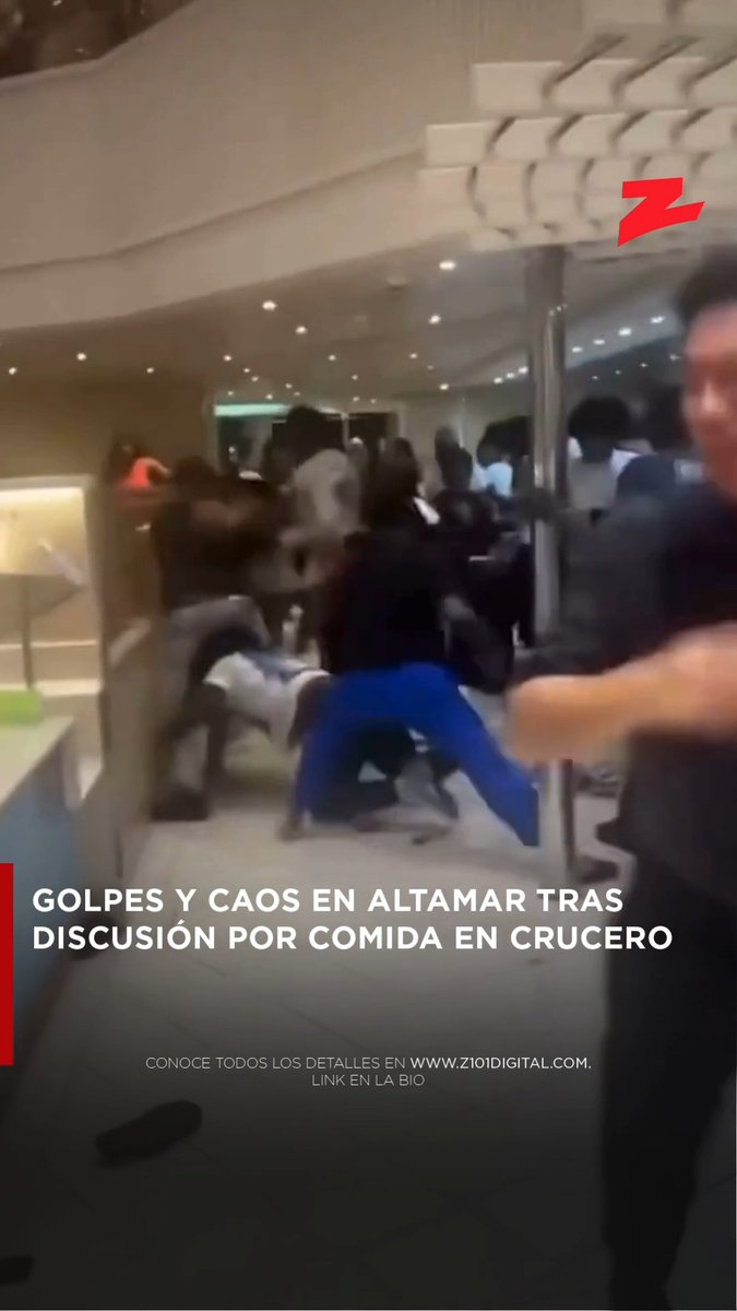 Una pelea multitudinaria estalló a bordo de un crucero Carnival luego de una discusión por pollos fritos. Los pasajeros se lanzaron golpes, mientras zapatos y teléfonos quedaban regados en el suelo. Varios testigos grabaron el incidente y se escucha a uno gritar: “¿Dónde está la seguridad?”. Conoce todos los detalles en Link en la Bio 👆🏻 #ZDigital #Z101 #Noticias #News #Internacionales #Carnival #Crucero