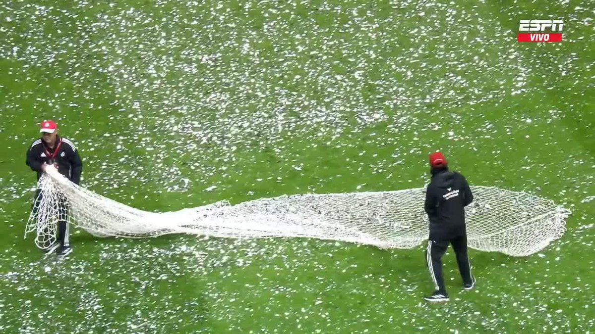 😳🇧🇷 INTER-FLAMENGO ESTÁ DEMORADO HACE ¡15 MINUTOS! POR LOS PAPELITOS QUE HAY EN LA CANCHA. Intentan sacarlos con ASPIRADORAS, RASTRILLOS y un MEDIOMUNDO. 🎣