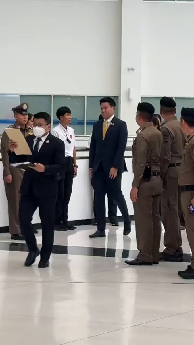 คุณ "เอม-พินทองทา ชินวัตร คุณากรวงศ์"และ คุณ "ปอ-ปิฎก สุขสวัสดิ์"เดินทางมาให้กำลังใจท่านนายกฯแพทองธาร ชินวัตร ที่ศาลรัฐธรรมนูญ #แพทองธารชินวัตร #ศาลรัฐธรรมนูญ