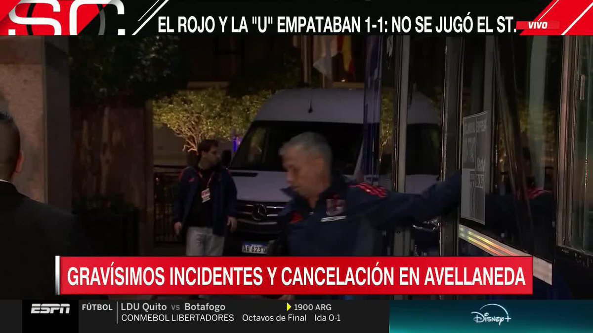 #AHORA - Llega el plantel de U. de Chile al hotel tras el caos en Avellaneda. 📺 #DisneyPlus Plan Premium