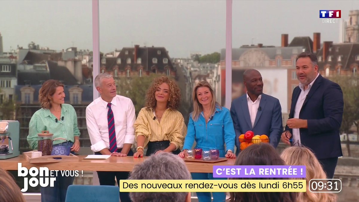 😄 Bruce Toussaint passe une tête sur le plateau de #BonjourLaMatinaleTF1 pour présenter les nouveaux chroniqueurs comme Anicet Mbida Mbida, SandrineArcizet et Nicolas DOZE - LCI qui rejoignent l'équipe
