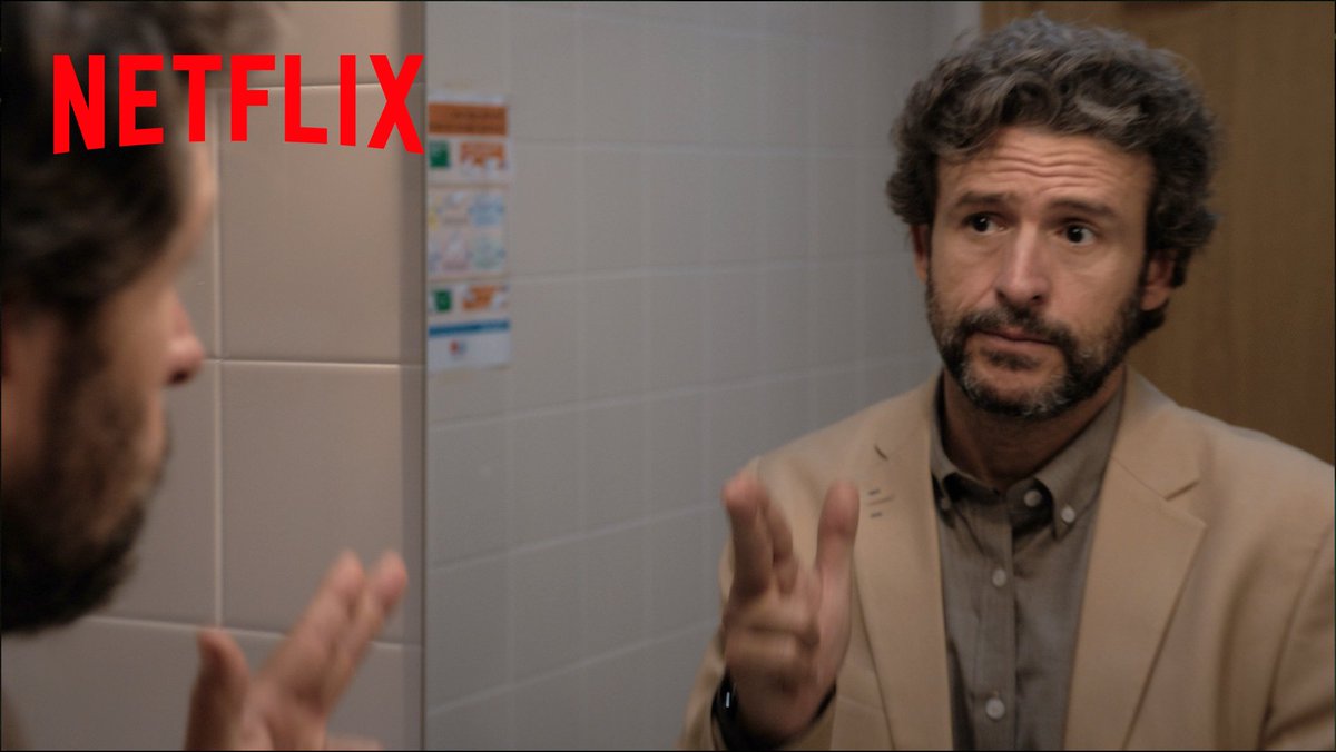 El espejo es el único que puede aguantar las reflexiones de Chemi. La tercera temporada de 'Muertos S.L' ya está disponible solo en Netflix.