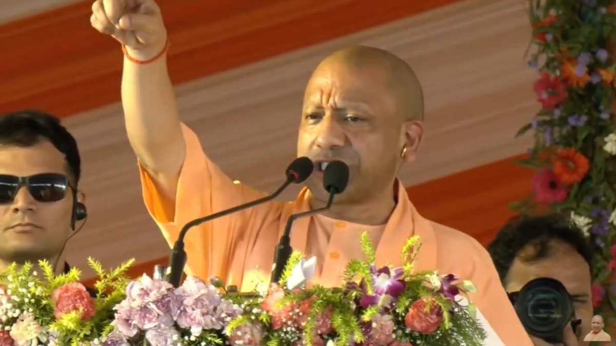 जो लोग आज PDA के नाम पर समाज को बांटने का काम कर रहे हैं, यह वही लोग हैं, जो हर पर्व और त्योहार पर दंगों का ग्रहण लगाते थे, कांवड़ यात्रा पर रोक लगाते थे, विजयादशमी में दुर्गा पूजा के अनुष्ठान को नहीं होने देते थे...
