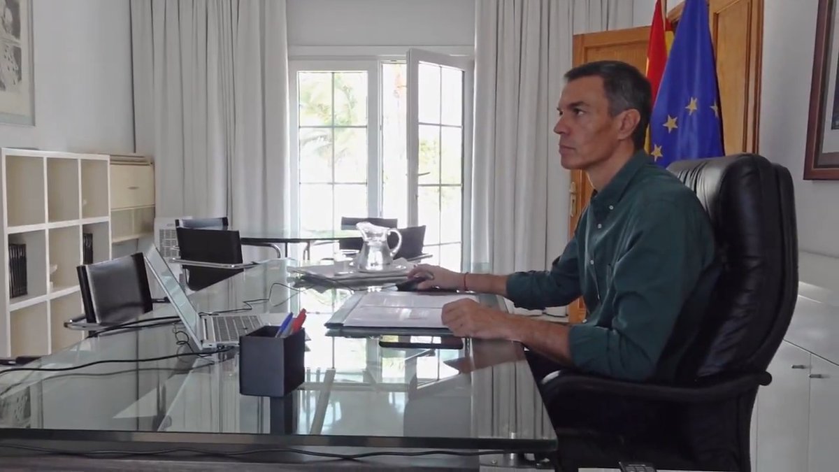 1. ¿ Por qué está tan delgado? 2. ¿Por qué lleva siempre el mismo modelo de camisa? (pero siempre muy bien planchada y lavada, como si fuera camisa nueva)