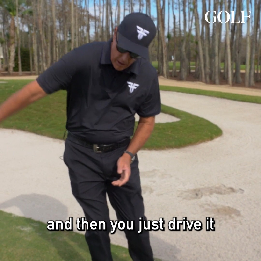 🚨⛳️🏌🏼♂️ #GOLF TIP — Phil Mickelson with some excellent chipping tips that could help you improve your game. 3 keys 🔑 1. Weight forward 2. Hands forward 3. Decide: low or high