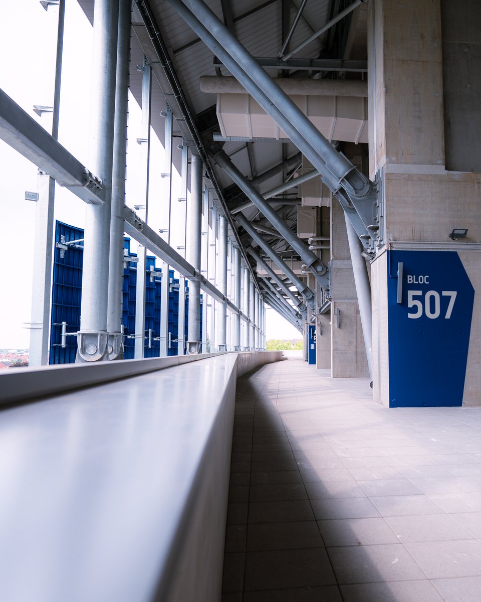 Le Meinau s’est MODERNISÉE à TOUS LES NIVEAUX, en plus de sa nouvelle tribune. 🤯💙🤍 🎥 Racing Club de Strasbourg Alsace
