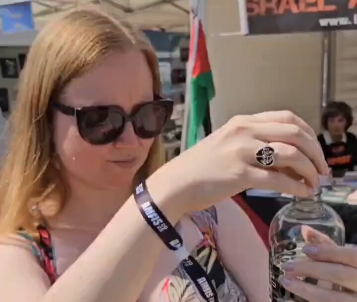 « Je bois les larmes des fachos, c’est délicieux » déclare Ersilia Soudais dans sa dernière vidéo.