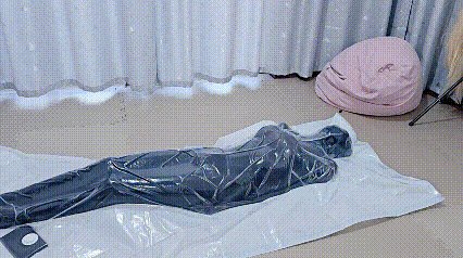 发情太严重唔 被四层丝包憋尿被扔进真空袋 丝袜像嵌入皮肤 尿液精液在体内翻滚 脑中只想高潮 越挣扎越难受 但 紧致的曲线 剧烈的挣扎 低声的淫叫却显十分诱人 -- 下一步想对这母狗做些什么呢 填充母狗：我 场地：@Slavblyatman86 @Konoka_Valkyrie #真空袋 #真空窒息 #窒息 #折磨 #男娘雌堕 #挣扎
