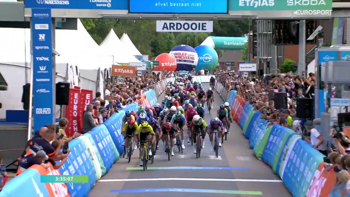 Olav Kooij (Visma Lease a Bike) WINS stage 2 of Renewi Tour in Ardooie ahead of Bittner and Fretin ! 👏🇳🇱 Beast sprint by the Dutchman while it seemed that Merlier had a puncture in the legs, very rare event. #RenewiTour
