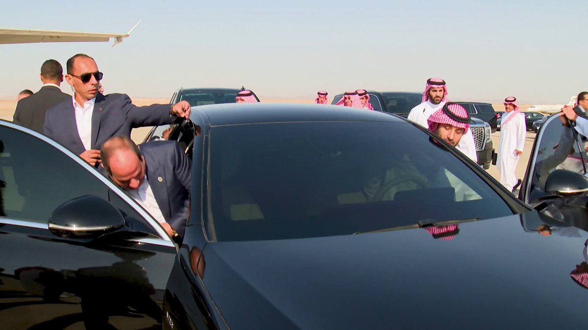 عاجل.. لحظة استقبال ولي العهد الأمير محمد بن سلمان للرئيس المصري في نيوم. -